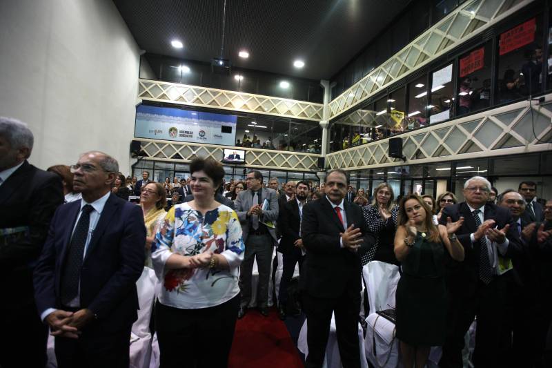 O governador Simão Jatene entregou, na manhã desta terça-feira (6), a "Mensagem Governamental do Pará à Assembleia Legislativa 2018", em sessão especial que abriu os trabalhos da Casa no exercício 2018. A leitura do documento destacou os principais resultados alcançados pelo governo no ano anterior e fez prognósticos de obras e serviços previstos para este ano.
FOTO: ANTONIO SILVA / AG. PARÁ
DATA: 06.02.2018
BELÉM - PARÁ <div class='credito_fotos'>Foto: Antônio Silva/Ag. Pará | <a href='/midias/2018/originais/0c6dfdf1-2859-43c6-b195-789b36e496d8.jpg' download><i class='fa-solid fa-download'></i> Download</a></div>