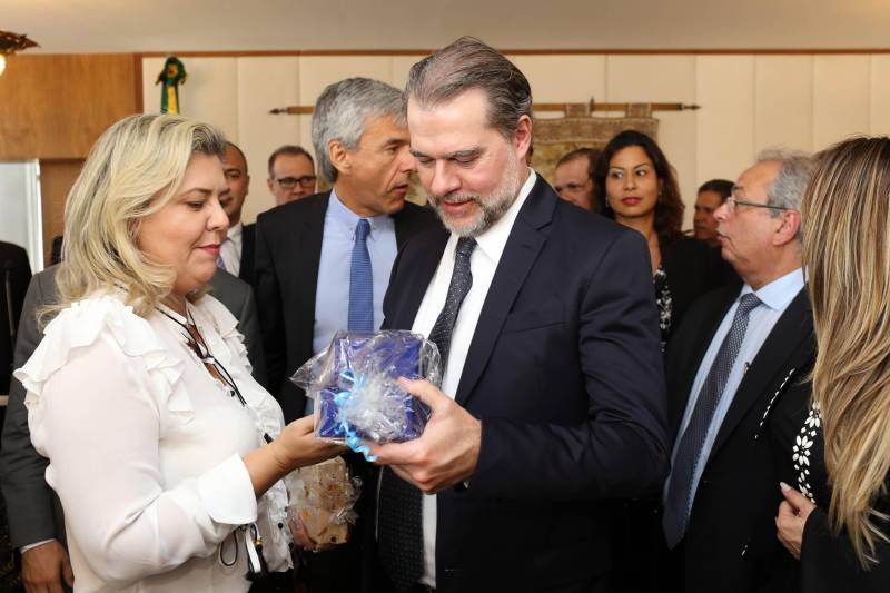 O presidente do Conselho Nacional de Justiça (CNJ), ministro Dias Toffoli (c), assinou na manhã desta terça-feira (18), em Brasília, durante solenidade no Supremo Tribunal Federal (STF), um acordo de cooperação técnica com a Humanitas360 para a reinserção de egressos do sistema prisional na sociedade. O acordo foi firmado tendo como modelo um projeto desenvolvido pela advogada e diretora do Centro de Recuperação Feminino de Ananindeua (CRF), Carmen Botelho (e), da Superintendência do Sistema Penitenciário do Estado (Susipe), que idealizou a primeira cooperativa de presas do Brasil.  Por meio da parceria com a Humanitas360, o CNJ recorre a uma experiência da sociedade civil que apoia projetos de cooperativas de presos no Pará e em São Paulo. No Centro CRF de Ananindeua, município da Grande Belém, uma cooperativa de presas criada em 2013 serviu como modelo para a Humanitas360. O projeto gera emprego e renda para presas e mulheres que já deixaram a prisão e já empregou mais de 300 mulheres em uma mini-indústria têxtil e de confecção e nenhuma delas voltou à prisão.

FOTO: G. DETTMAR / AGÊNCIA CNJ
DATA: 18.12.2018
BRASÍLIA - DF <div class='credito_fotos'>Foto: AGÊNCIA CNJ   |   <a href='/midias/2018/originais/0c6e1297-c6e6-46ca-b59c-7850640feb22.jpg' download><i class='fa-solid fa-download'></i> Download</a></div>
