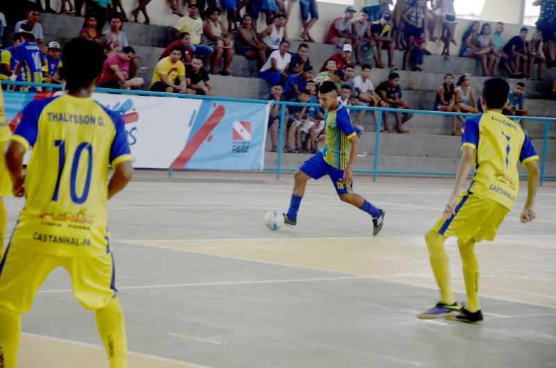A etapa regional dos Jogos Estudantis Paraenses (Jeps), realizada de 16 a 19 de maio, no município de Igarapé-Açu, no nordeste do Estado, selecionou os times que vão disputar a etapa estadual, em junho, em Belém. Depois dos quatro dias de disputas, Castanhal foi apontada como a delegação que levará para a próxima etapa o maior número de times.
FOTO: RAI PONTES / ASCOM SEDUC
DATA: 20.05.2018
IGARAPÉ-AÇU - PARÁ <div class='credito_fotos'>Foto: Rai Pontes/Ascom Seduc | <a href='/midias/2018/originais/0c7242f4-2272-4796-af7d-1a330dce5089.jpg' download><i class='fa-solid fa-download'></i> Download</a></div>