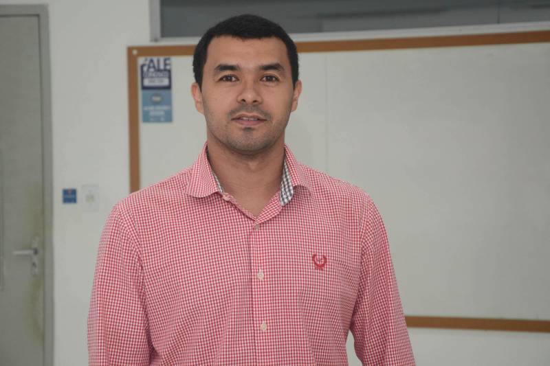 A Secretaria de Estado de Educação (Seduc) inicia nova fase da Formação Continuada dos professores Unidocentes dos Ensinos Fundamental e Médio do Mundiar - programa que atua na correção da distorção idade/ano escolar desde 2014. A formação 2018, que ocorre desde o dia 13 e segue até esta sexta-feira, 15, em Belém, referente ao Módulo II, será feita integralmente pelo Comitê Multidisciplinar, composto por 30 professores da Seduc, conforme preconiza a parceria com a Fundação Roberto Marinho. Na foto, Iziel Sousa, professor de Química da Escola Estadual David Mufarrej, em Belém.

FOTO: FERNANDO NOBRE / ASCOM SEDUC
DATA: 14.06.2018
BELÉM - PARÁ <div class='credito_fotos'>Foto: FERNANDO NOBRE/ASCOM SEDUC   |   <a href='/midias/2018/originais/0c7467fa-9b21-4b26-8363-c69b38c4e5b7.jpg' download><i class='fa-solid fa-download'></i> Download</a></div>