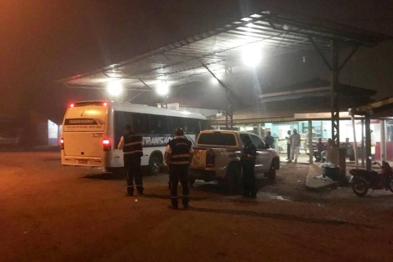 A Agência de Regulação e Controle de Serviços Públicos do Estado do Pará (Arcon-PA) realizou, durante todo o mês de abril,várias operações de fiscalização nos municípios das regiões sudeste e sudoeste do Estado. Em São Félix do Xingu (foto), foram abordados 112 veículos, lavrados 18 autos e apreendidos três veículos, sendo dois deles que operavam de forma clandestina.
FOTO: ASCOM ARCON
DATA: 27.04.2018
SÃO FÉLIX DO XINGU - PARÁ <div class='credito_fotos'>Foto: Ascom Arcon | <a href='/midias/2018/originais/0c819dbf-550b-40a9-af7b-5c9045ba0d49.jpg' download><i class='fa-solid fa-download'></i> Download</a></div>