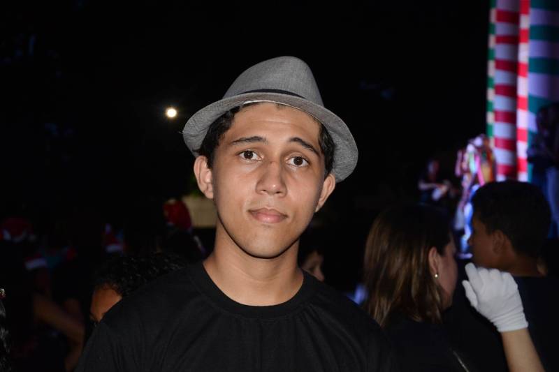 O clima natalino esteve presente na “I Cantata de Natal”, promovida pela Escola Barão do Rio Branco, na quarta-feira (19), em Belém. Alunos do 1º ao 9º ano do Ensino Fundamental e seus professores realizaram apresentações de cantigas de Natal com interpretação simultânea na Língua Brasileira de Sinais (Libras), promovendo a inclusão de alunos com surdez. Familiares e a comunidade prestigiaram as apresentações. Na foto, Ruan Victor Martins.

FOTO: FERNANDO NOBRE / ASCOM SEDUC
DATA: 20.12.2018
BELÉM - PARÁ <div class='credito_fotos'>Foto: Fernando Nobre/ Ag. Pará   |   <a href='/midias/2018/originais/0c85302e-3e46-4ec6-9312-8bad0c7437c1.jpg' download><i class='fa-solid fa-download'></i> Download</a></div>