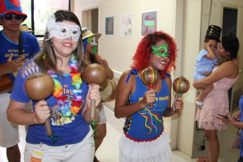 Quando os primeiros chapéus coloridos começaram a surgir e o som dos tambores passou a ecoar pelos corredores do Hospital Oncológico Infantil Octávio Lobo, portas dos quartos começaram a se abrir revelando rostos curiosos para ver que movimento diferente era aquele. Toda aquela animação vinha do Arraial do Pavulagem que, assim como faz em seus cortejos pelas ruas de Belém, literalmente arrastou as crianças e adolescentes em tratamento no Oncológico Infantil, para o tradicional Baile de Carnaval da unidade, que é gerenciada pela Pró-Saúde Associação Beneficente de Assistência Social e Hospitalar, sob contrato de gestão com a Secretaria de Estado de Saúde Pública (Sespa).
FOTO: ASCOM / HOIOL
DATA: 10.02.2018
BELÉM - PARÁ <div class='credito_fotos'>Foto: ASCOM HOIOL | <a href='/midias/2018/originais/0c910a36-159f-4402-a877-bbd2c1f9050e.jpg' download><i class='fa-solid fa-download'></i> Download</a></div>