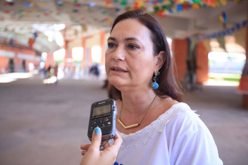 Nesta sexta-feira, uma programação alegre e diferenciada marcou as comemorações pelos 14 anos do Pro Paz no Pará, iniciativa que surgiu em 2004 como um programa do Governo do Estado, convertida mais tarde em política pública por força de decreto, até se consolidar, em 2015, na Fundação Pro Paz, que tem a missão de racionalizar e ordenar recursos e ações para transformar a vida de milhares de paraenses em situação de vulnerabilidade social. A existência do Pro Paz fez do Pará vanguarda na Federação, por ser o único estado que possui, há mais de dez anos, um protocolo padrão para atendimento a crianças e adolescentes vítimas de violência que é modelo para o Brasil, referendado pela ONG Childhood Brasil e reconhecido pela ONU. O modelo referência do trabalho do Pro Paz foi que levou o Pará a ganhar da Organização das Nações Unidas (ONU), em 2015, o reconhecimento por manter uma das onze melhores práticas das Américas para a integração de sistemas de segurança pública com políticas sociais. Na foto, a presidente da Fundação Pro Paz, Mônica Altman.
FOTO: MÁCIO FERREIRA / AG. PARÁ
DATA: 29.06.2018
BELÉM - PARÁ <div class='credito_fotos'>Foto: MÁCIO FERREIRA/ AG. PARÁ | <a href='/midias/2018/originais/0c943547-3c32-48f5-bf3a-02b1143068b2.jpg' download><i class='fa-solid fa-download'></i> Download</a></div>