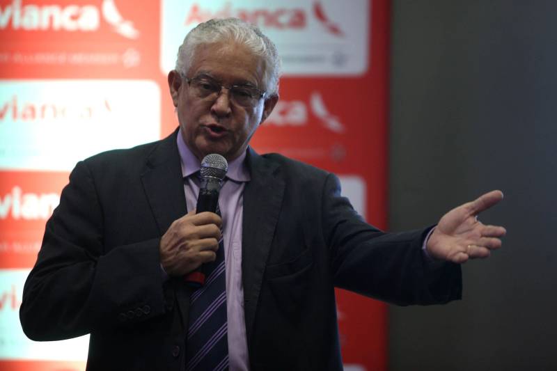 Neste contexto, na última quinta-feira (21), mais uma importante companhia aérea iniciou operações no Aeroporto Internacional de Belém. A Avianca Brasil passa a operar voos diretos e diários de Guarulhos (SP) e de Brasília (DF) para Belém, em confortáveis e modernas aeronaves Airbus A320 com total de 162 assentos. Em nome da diretoria da empresa e dos mais de 5 mil colaboradores, o nosso muito obrigado. Faremos de tudo para que todos se apaixonem por voar conosco”, disse o vice-presidente de Vendas e Marketing da Avianca Brasil, Tarcísio Gargioni, em coletiva de lançamento para a imprensa, que reuniu jornalistas de São Paulo, Brasília e Belém, no Hotel Grand Mercure. Já o chefe da Casa Civil, Adenauer Góes (foto), que representava o governador Simão Jatene, destacou a qualidade das operações da Avianca, que fez essa opção no seu atendimento, serviço de bordo e escolha das aeronaves.
FOTO: MARCELO LELIS / AG. PARÁ
DATA: 21.06.2018
BELÉM - PARÁ <div class='credito_fotos'>Foto: Marcelo Lelis / Ag. Pará | <a href='/midias/2018/originais/0c9594f9-51a8-496b-87c6-60971eeb3d3e.jpg' download><i class='fa-solid fa-download'></i> Download</a></div>