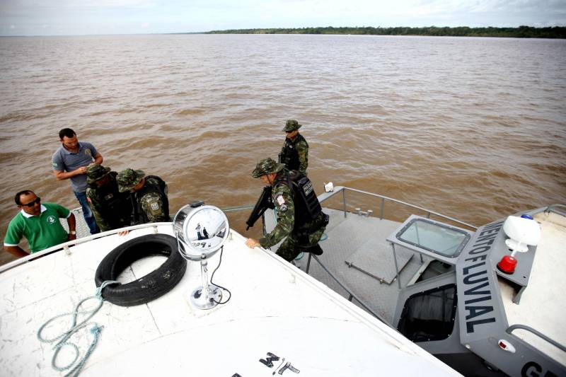O proprietário da embarcação da empresa Navegação Marajó (foto), que faz a navegação de passageiros entre Santa Cruz do Arari, na ilha do Marajó e Belém, Evandro Feio, 43 anos, foi abordada pela lancha da Companhia de Policiamento Fluvial em plena baia do Guajará, próximo a capital Belém. Este é um procedimento de rotina do Grupamento Fluvial que realiza o policiamento ostensivo nos rios do Estado e atende comunidades ribeirinhas através de projetos sociais.
FOTO: MARCELO LELIS / AG. PARÁ
DATA: 27.04.2018
BELÉM - PARÁ <div class='credito_fotos'>Foto: Marcelo Lelis / Ag. Pará | <a href='/midias/2018/originais/0c9c5b70-66d6-46e7-84b6-29c69cc72e1f.jpg' download><i class='fa-solid fa-download'></i> Download</a></div>