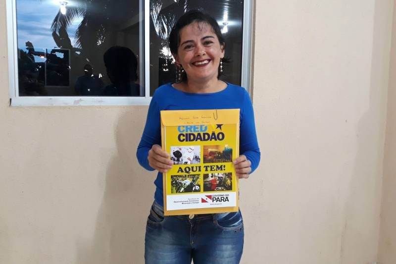 O programa CredCidadão ajudou a concretizar os sonhos de empreendedores dos municípios de Belterra e Mojuí dos Campos (foto), no Baixo Amazonas, nesta quarta feira (02), contribuindo a dinamizar os negócios dos mais variados segmentos econômicos - de cosméticos à criação de galinhas ou de assistência técnica de celulares à venda de polpa de frutas. Ex-agente de desenvolvimento do CredCidadão, a mais nova empreendedora do município, Keliane Frota, 34 anos (foto), comercializa polpa de frutas e falou sobre as facilidades que o programa oferece para quem deseja dinamizar seu negócio
FOTO: ASCOM CREDCIDADÃO
DATA: 02.05.2018
MUJUÍ DOS CAMPOS - PARÁ <div class='credito_fotos'>Foto: ASCOM / CREDCIDADÃO | <a href='/midias/2018/originais/0ca24817-e1ff-41c1-9dc8-1f3584ed7e9b.jpg' download><i class='fa-solid fa-download'></i> Download</a></div>