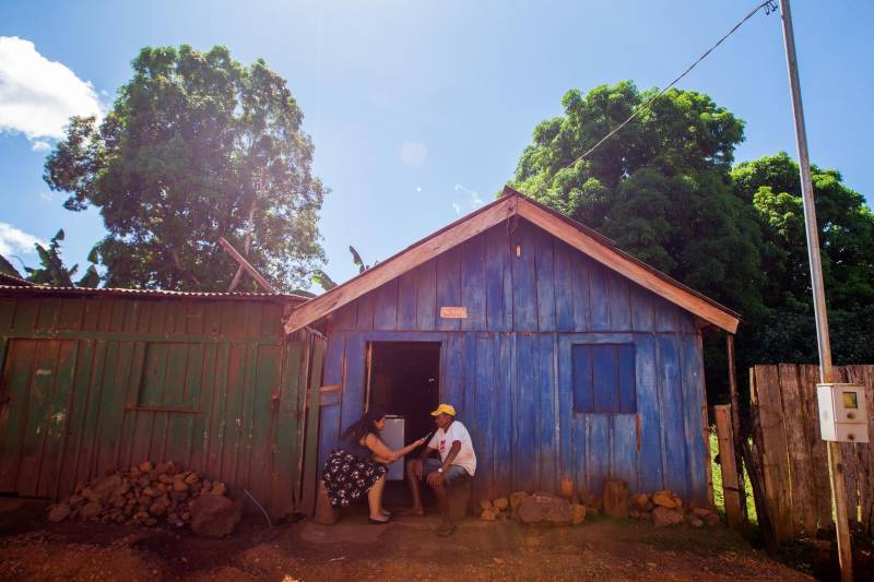 Aos poucos, a paisagem de Serra Pelada – que já foi o maior garimpo a céu aberto do planeta e hoje é distrito de Curionópolis, município do sudeste paraense - começa a se modificar. A poeira intensa, típica de estradas de chão, vai paulatinamente dando lugar à camada de asfalto, que pela primeira vez chega a Curiónópolis, conhecido mundialmente pela corrida do ouro e pelo formigueiro humano nos anos 1980, eternizado pelo olhar do fotógrafo Sebastião Salgado. O ouro não é mais explorado na região, mas Serra Pelada ainda é uma cidade de garimpeiros. São eles que residem e povoam as ruas, que parecem ter parado no tempo. Foram esses trabalhadores que fizeram a localidade crescer, que formaram famílias e criaram filhos nascidos no local, fincando raízes, criando identidade, sonhando com a volta da exploração do ouro, cada vez mais distante. Mas até esse cenário vem se transformando.

FOTO: ASCOM / PREFEITURA DE CURIONÓPOLIS
DATA: 08.06.2018
CURIONÓPOLIS - PARÁ <div class='credito_fotos'>Foto: ASCOM / PREFEITURA DE CURIONÓPOLIS   |   <a href='/midias/2018/originais/0ca3ea41-c89c-45cb-9301-8dc45513b5ac.jpg' download><i class='fa-solid fa-download'></i> Download</a></div>