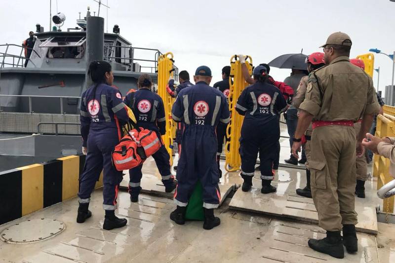 O 4º Grupamento de Bombeiros Militar (4º GBM) participou no início da manhã desta terça-feira (5) de operação de busca e resgate de passageiros e tripulantes que estavam a bordo da lancha da empresa Veloz, que faz linha para a região do Tapará, no município de Santarém, no oeste do Estado.

FOTO: ASCOM / 4º GBM
DATA: 05.06.2018
SANTARÉM - PARÁ <div class='credito_fotos'>Foto: ASCOM / 4º GBM   |   <a href='/midias/2018/originais/0ca46f48-f6c0-40b8-ba62-da2f1243ef58.jpg' download><i class='fa-solid fa-download'></i> Download</a></div>