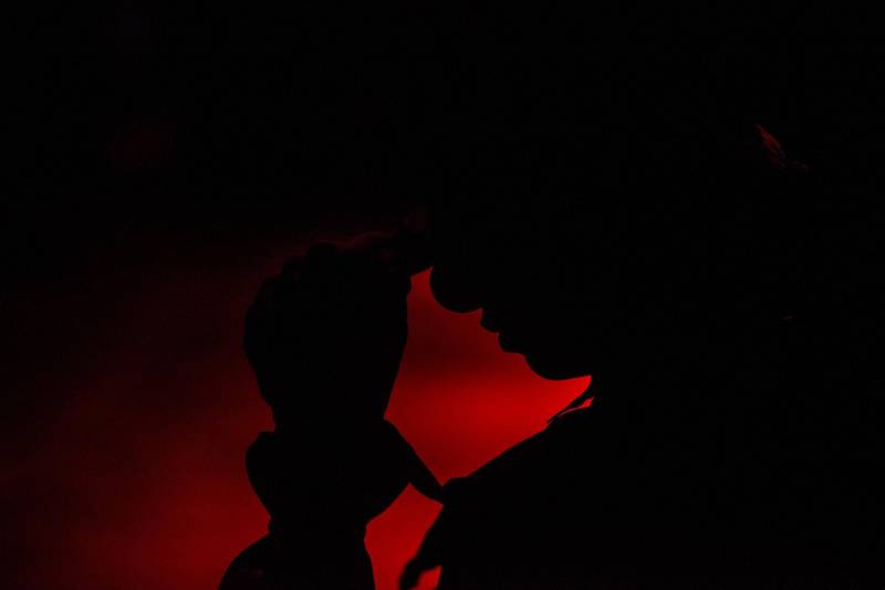 João*, de 17 anos, é natural de Bragança, nordeste do Pará. Há sete meses cumpre medida socioeducativa em uma unidade de internação do Estado após cometer um ato infracional no município onde reside. Mas na manhã desta terça-feira (5), em Belém, pôde vivenciar uma experiência inédita: participou de um espetáculo de teatro (foto) diante de dezenas de pessoas que se reuniram no Teatro Margarida Schivasappa, ao lado de outros 30 adolescentes e jovens privados de liberdade. Uma iniciativa pioneira no país que busca promover a ressocialização por meio da arte, fruto das atividades e oficinas pedagógicas realizadas dentro de espaços gerenciados pela Fundação de Atendimento Socioeducativo do Pará (Fasepa). “Eu nunca tinha vindo em um teatro e isso ficará marcado em mim”, disse o socioeducando. Tímido, ele revelou a vontade de deixar para trás os erros cometidos e seguir um futuro completamente novo, com os primeiros passos sendo dados hoje. “Isso despertou algo dentro de mim, pensar na minha vida e em sair do mundo das drogas. Quem sabe me tornar um ator?” divagou.

FOTO: FERNANDO SETTE / ASCOM IOE
DATA: 05.06.2018
BELÉM - PARÁ <div class='credito_fotos'>Foto: FERNANDO SETTE CÂMARA / ASCOM IOE   |   <a href='/midias/2018/originais/0cad33e4-cef5-4d5a-bb64-411b823ff504.jpg' download><i class='fa-solid fa-download'></i> Download</a></div>