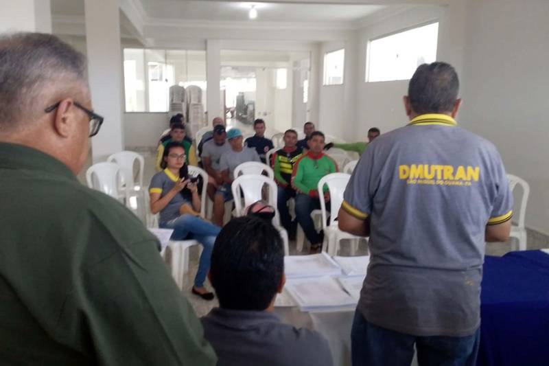Vinte e oito mototaxistas, condutores de veículos de emergência e taxistas do município de São Miguel do Guamá, no nordeste paraense, receberam na quarta-feira (29), de representantes do Departamento de Trânsito do Estado do Pará (Detran) e da Prefeitura local, os certificados de conclusão de curso específico para quem está autorizado a prestar esses serviços. O curso foi ministrado por técnicos da Escola Pública de Trânsito (EPT) do Detran.

FOTO: ASCOM DETRAN-PA
DATA: 29.11.2018
SÃO MIGUEL DO GUAMÁ-PARÁ <div class='credito_fotos'>Foto: ASCOM DETRAN   |   <a href='/midias/2018/originais/0cafff29-8d5f-4948-ace1-bda241deb4a4.jpg' download><i class='fa-solid fa-download'></i> Download</a></div>