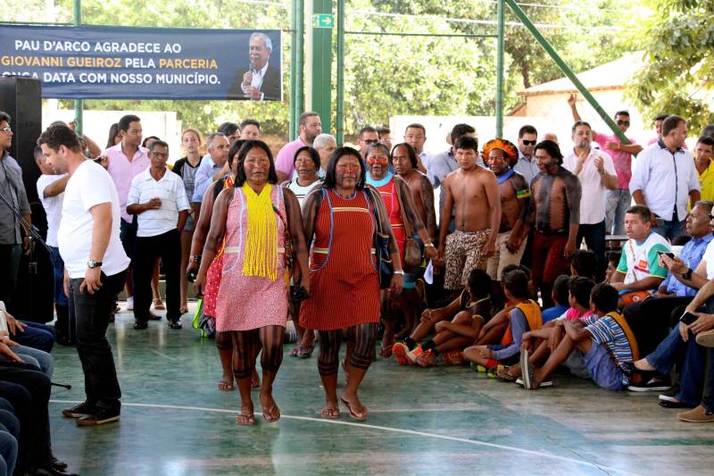 A agenda da Secretaria Extraordinária de Municípios Sustentáveis (Semsu) nas regiões Sul e Sudeste do Pará foi encerrada no sábado (12) nos municípios de Pau D’Arco, Rio Maria e Xinguara. O último dia de programação na região começou no município de Pau D’Arco, com a assinatura de convênio para reforma e ampliação da Escola Municipal Paulo Hannemann. O investimento totaliza R$ 2.812.850,10, sendo R$ 112.850,10 de contrapartida da Prefeitura. Índios Kayapó (foto) fizeram uma cerimônia de boas-vindas aos visitantes, e as crianças do Centro Educacional apresentaram uma dança que remetia à lenda das sereias.
FOTO: ANTONIO MACEDO / DIVULGAÇÃO
DATA: 12.05.2018
PAU D´ARCO - PARÁ <div class='credito_fotos'>Foto: ANTONIO MACEDO / DIVULGAÇÃO | <a href='/midias/2018/originais/0cb1becb-f7e4-4698-b3a9-96e16cae0f7a.jpg' download><i class='fa-solid fa-download'></i> Download</a></div>