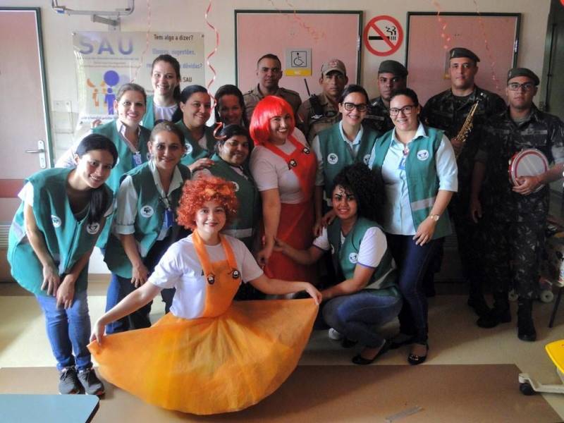 Internado na UTI Neonatal do Hospital Regional Público da Transamazônica (HRPT), em Altamira, no oeste do Pará, o menino Márcio Vieira passará seu primeiro Dia das Crianças – 12 de Outubro – em um leito hospitalar, mas com a alegria proporcionada por um brinquedo. Na manhã desta quarta-feira (11), Márcio e as outras crianças atendidas na unidade participaram de um evento (foto) alusivo à data, com entrega de brinquedos e uma programação cultural. A mãe de Márcio, Nádia Alvarez Vieira, reconheceu a importância da iniciativa para a reabilitação dos pequenos pacientes. “Mesmo ele sendo bebezinho, ele sente. A decoração colorida, essa energia positiva faz bem para os bebês. Acho muito importante o que o Hospital Regional está fazendo, trazendo essa alegria para dentro da unidade. Isso ajuda as crianças a se recuperarem mais rápido”, ressaltou Nádia Alvarez.
FOTO: ASCOM / HRPT
DATA: 11.10.2017
BELÉM - PARÁ <div class='credito_fotos'>Foto: ASCOM HRPT | <a href='/midias/2018/originais/0cb5c94c-1138-469a-9a3f-656f6b53b2a2.jpg' download><i class='fa-solid fa-download'></i> Download</a></div>