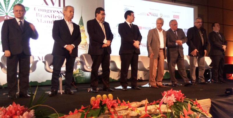 Durante a solenidade de abertura do XVII Congresso Brasileiro de Mandioca e do II Congresso Latino Americano e Caribenho da Mandioca, na noite de ontem (12), no Centro de Convenções e Feiras da Amazônia (Hangar), em Belém, técnicos da Empresa de Assistência Técnica e produtores rurais de várias regiões do estado foram homenageados. O presidente da Emater, Paulo Amazonas Pedroso foi uma das 40 personalidades contempladas com o reconhecimento por serviços prestados em prol da agricultura no estado. O diretor técnico, Rosival Possidônio, também foi homenageado por dedicada atuação à cultura da mandioca. O indígena Gregório Waro Mundurucu, assistido pela Emater, em Jacareacanga, na região do Baixo Amazonas foi agraciado como representante indígena pelo legado à cultura da mandioca, e o agricultor familiar, José Davi Pereira Junior, também assistido pela Emater, em Bragança, na Região do Salgado, foi contemplado como representante dos agricultores familiares.
FOTO: ASCOM / EMATER
DATA: 13.03.2018
BELÉM - PARÁ <div class='credito_fotos'>Foto: ASCOM EMATER | <a href='/midias/2018/originais/0cb6ef54-25e1-40c5-abdd-cbb8efdd019e.jpg' download><i class='fa-solid fa-download'></i> Download</a></div>