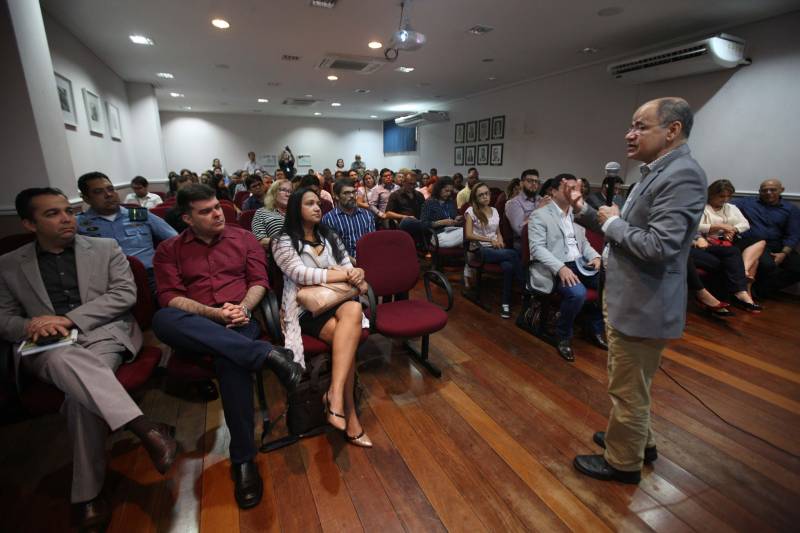 Um extenso relatório sobre as contas públicas do Pará, e das demais unidades da Federação, abrangendo o período de 1998 a 2016, foi lançado na manhã desta quinta-feira (1ª) durante o Café com Planejamento, ação mensal de formação continuada, realizada pela Secretaria de Estado de Planejamento (Seplan) para servidores públicos, mas também aberta a demais interessados. O estudo, que contém dados e informações sobre as contas públicas, visa atender à constante demanda dirigida à Diretoria de Estatística da Fundação Amazônia de Amparo a Estudos e Pesquisas (Fapespa), por diferentes grupos sociais. Na foto, o titular da Seplan, José Alberto Colares.
FOTO: RODOLFO OLIVEIRA / AG. PARÁ
DATA: 01.03.2018
BELÉM - PARÁ <div class='credito_fotos'>Foto: Rodolfo Oliveira/Ag. Pará | <a href='/midias/2018/originais/0cc320a7-bbda-4a95-9206-8e93cdf75310.jpg' download><i class='fa-solid fa-download'></i> Download</a></div>