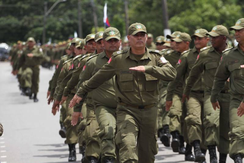 A cerimônia pelo Dia de Tiradentes, patrono das polícias militares do Brasil, este ano, no Pará, teve um toque especial. Na manhã desta quinta-feira, 20, no Comando Geral da Polícia Militar do Estado, foram oficializadas as promoções de 539 policiais e entregues 170 novos veículos para a corporação. O governador Simão Jatene participou da cerimônia. A frota vai ajudar no combate à criminalidade na região metropolitana de Belém e interior do estado. Dos 170 veículos entregues para reforçar o policiamento, 60 são motocicletas, 60 viaturas modelo Palio Weekend com cela e 50 Pick-ups, com cela, todos em regime de locação, que serão somados à frota. Serão investidos mensalmente 4 milhões de reais. As 539 promoções beneficiam policiais militares da capital e do interior do estado, sendo 462 praças e 77 oficiais. “Eu me sinto lisonjeada e quero chegar à capitã”, disse Rejane Santa Brígida Miranda, promovida de soldado a cabo. “Fico feliz também por termos um plano seguro, de carreira e me sinto prestigiada na carreira que escolhi”, completou Rejane.
FOTO: CRISTINO MARTINS / AG PARÁ
DATA:20.04.2018
BELÉM - PARÁ <div class='credito_fotos'>Foto: Cristino Martins/Ag. Pará | <a href='/midias/2018/originais/0cc71fb6-ef39-4869-bb41-3a10fd6314e9.jpg' download><i class='fa-solid fa-download'></i> Download</a></div>