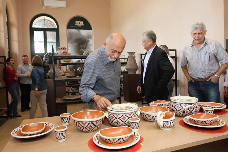 O Governo do Pará entregou nesta quarta-feira, 26, o prédio restaurado da antiga Estação de Trem de Icoaraci. A entrega foi feita pelo governador Simão Jatene (camisa cinza com listras). “Estamos recuperando um pedaço importante da história de Belém, de todo o Pará”, disse o governador. Após cinco meses de reforma, a antiga Estação Ferroviária de São João de Pinheiro, atual Icoaraci, foi entregue totalmente restaurada. Há pelo menos 35 anos, o espaço era ocupado pela Cooperativa de Artesãos de Icoaraci (Coarti) e agora vai servir para comercialização e exposição de artesanato, além de espaço para eventos culturais. “Será um espaço multiuso, para manifestações culturais, manifestações sociais e, claro, para a comercialização de artesanato, que é o carro-chefe de Icoaraci”, disse o secretário de estado de Desenvolvimento Econômico, Mineração e Energia (Sedeme), Hildegardo Nunes.

FOTO: CRISTINO MARTINS / AG. PARÁ
DATA: 26.12.2018
ICOARACI - PARÁ <div class='credito_fotos'>Foto: Cristino Martins/Ag. Pará   |   <a href='/midias/2018/originais/0cc786ec-d99a-4fc3-ab56-74e002d4e284.jpg' download><i class='fa-solid fa-download'></i> Download</a></div>