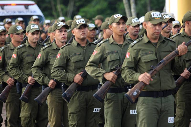 Cerca de 2.400 policiais militares que estão em processo de formação por meio dos Cursos de Formação de Praças (CFP), de Oficiais (CFO), de Habilitação de Oficiais (CHO) e de Adaptação de Oficiais (CHO). Durante a caminhada (foto), a Academia de Polícia Militar “Cel Fontoura” executou a primeira marcha administrativa para exercitar os pelotões do Curso de Formação de Oficiais (CFO) e do Curso de Adaptação de Oficiais da PMPA (CADO) nos deslocamentos a pé por longos percursos. A caminhada de 10 Km contou com a participação de 183 alunos da Academia de Polícia Militar.
FOTO: MÁCIO FERREIRA / AG. PARÁ
DATA: 15.02.2018
MARITUBA - PARÁ <div class='credito_fotos'>Foto: MÁCIO FERREIRA/ AG. PARÁ | <a href='/midias/2018/originais/0cc8c1c7-4e2e-4159-b0f0-8d58b4303f43.jpg' download><i class='fa-solid fa-download'></i> Download</a></div>