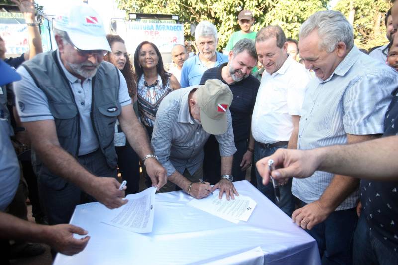 O município de Itaituba, localizado a cerca de 1,3 mil quilômetros de Belém, no sudoeste do Pará, recebeu agenda do Governo do Estado nesta terça-feira (3). O governador Simão Jatene (foto) visita uma série de obras no município, entre elas a da escola com 12 salas de aula que está sendo construída no distrito de Miritituba e do Hospital Regional Público do Tapajós. A comitiva governamental fará inspeção ainda nas obras do novo sistema de abastecimento e tratamento de água da Companhia de Saneamento do Pará (Cosanpa).
FOTO: MARCELO LELIS / AG. PARÁ
DATA: 03.07.2018
ITAITUBA - PARÁ <div class='credito_fotos'>Foto: Marcelo Lelis / Ag. Pará | <a href='/midias/2018/originais/0cd33717-dde2-446c-813e-ed6c0c617836.jpg' download><i class='fa-solid fa-download'></i> Download</a></div>
