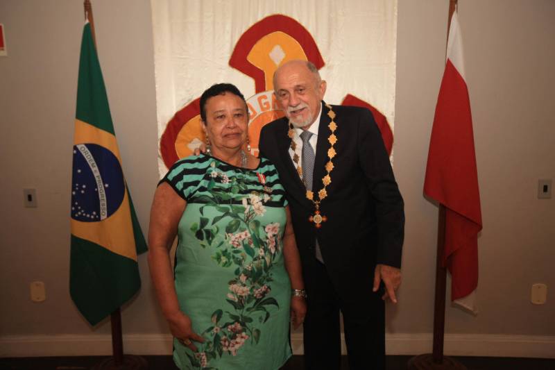 O Governo do Estado do Pará concedeu hoje 230 comendas do Mérito Grão-Pará (foto), a mais alta do Estado, a autoridades e servidores que se destacaram nos últimos oito anos de serviços prestados à população. “O ciclo que encerramos hoje não encerra nossa missão de servir ao público, porque uma vez servidores públicos, trabalhando em benefício da população, nunca mais deixamos de sê-lo, pois essa missão fica gravada em nossos corações”, disse o governador Simão Jatene aos agraciados. O governador entregou, pessoalmente, uma a uma as condecorações.  Das 230 medalhas, 14 foram no grau de Grande Oficial, 60 no grau de Comendador, 8 no grau de Oficial e 11 no grau de Cavaleiro aos servidores civis. Entre os militares, 4 receberam no grau de Comendador, 38 de Oficial e 109 no grau de Cavaleiro.

FOTO: CRISTINO MARTINS / AG. PARÁ
DATA: 31.12.2018
BELÉM - PARÁ <div class='credito_fotos'>Foto: Cristino Martins/Ag. Pará   |   <a href='/midias/2018/originais/0cd485e3-9c43-4d48-92ab-86f649730dd5.jpg' download><i class='fa-solid fa-download'></i> Download</a></div>