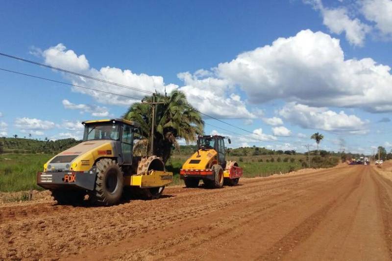 As chuvas começam a diminuir no interior do Estado e os trabalhos de manutenção das estradas paraenses continuam avançando. Serviços de pavimentação com CBUQ (concreto betuminoso usinado a quente) estão sendo realizados na rodovia PA-477 (foto), no trecho de 8 km entre São Geraldo do Araguaia e Piçarra.
FOTO: ASCOM SETRAN
DATA: 11.05.2018
SÃO GERALDO DO ARAGUAIA - PARÁ <div class='credito_fotos'>Foto: ASCOM SETRAN | <a href='/midias/2018/originais/0cd5dbdd-5596-4306-9b63-462ce68f5b8e.jpg' download><i class='fa-solid fa-download'></i> Download</a></div>