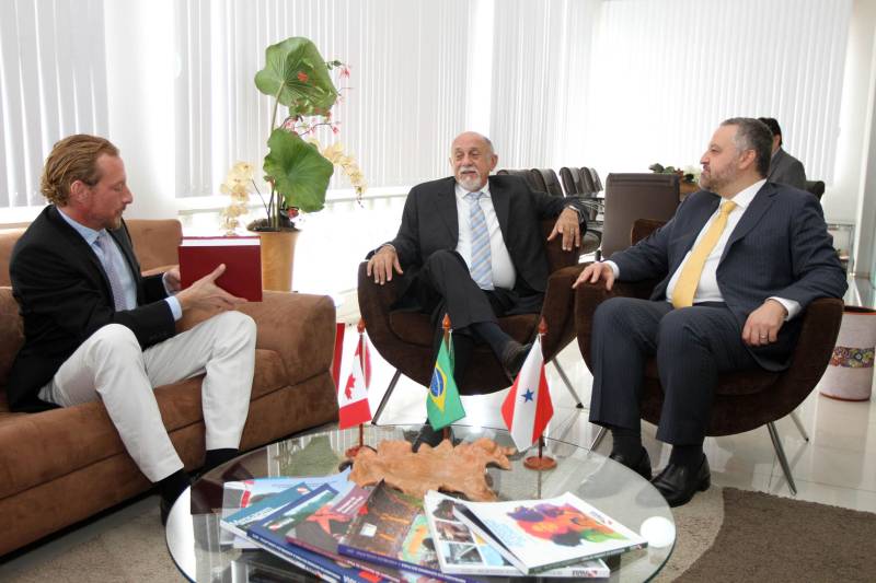 O governador Simão Jatene recebeu nesta quarta-feira, 2, o embaixador do Canadá no Brasil, Riccardo Savone. Na pauta do encontro, o aumento das relações comerciais entre o estado e as empresas canadenses. Além disso, os canadenses querem estreitar parcerias para fomentar a atração de investimentos, estimular políticas públicas e incentivar a integração política, econômica e cultural.
FOTO: CRISTINO MARTINS / AG. PARÁ
DATA: 02.05.2018
BELÉM - PARÁ <div class='credito_fotos'>Foto: Cristino Martins/Ag. Pará | <a href='/midias/2018/originais/0cdd9828-f1f8-4f05-97f7-2c43e2006034.jpg' download><i class='fa-solid fa-download'></i> Download</a></div>