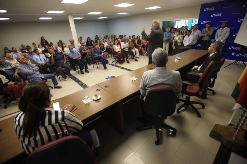 Dezenas de funcionários participaram da posse do novo Chefe da Casa Civil da Governadoria na manhã desta quarta-feira (16), no auditório da sede da Casa, em Belém. Adenauer Marinho de Oliveira Góes (foto) deixa a vaga de Secretário de Estado de Turismo e assume o cargo que era ocupado por José Megale Filho. A Decisão foi publicada no Diário Oficial do Estado (DOE) da última terça (15). José Megale, agora no cargo de diretor de Núcleo da Casa Civil, agradeceu pelos três anos que esteve à frente do órgão e destacou o significativo currículo do novo chefe. “Gostaria de agradecer a oportunidade, a parceria, e acima de tudo por estarmos aqui. É sempre bom aceitar novos desafios, e o momento que vivi aqui foi extraordinário, pois não conheço outra equipe com o nível de comprometimento tão grande quanto esta equipe da Casa Civil. O que trouxe o Adenauer aqui foi a sua experiência, além do seu comprometimento. Tenho certeza que o governador foi muito feliz em decidir pela sua nomeação”, disse o ex-chefe da Casa Civil.
FOTO: RODOLFO OLIVEIRA / AG. PARÁ
DATA: 16.05.2018
BELÉM - PARÁ <div class='credito_fotos'>Foto: Rodolfo Oliveira/Ag. Pará | <a href='/midias/2018/originais/0ce0c575-4f15-4c53-bdeb-5c4c2c707ea6.jpg' download><i class='fa-solid fa-download'></i> Download</a></div>