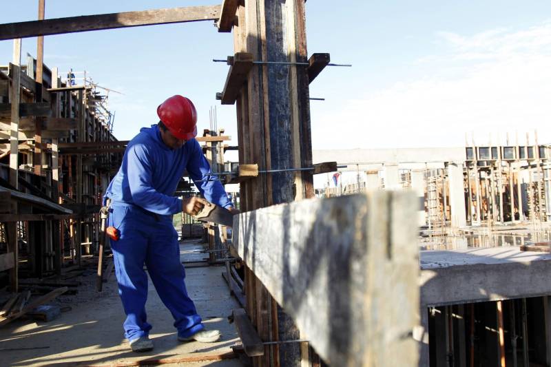 Com área total de mais de nove mil metros quadrados, a nova Central de Triagem de Paragominas, no sudeste paraense, já está com 85% da obra concluída. A última etapa consiste no acabamento e equipagem da unidade prisional. A previsão de entrega é junho de 2018. A nova unidade prisional terá capacidade para 306 vagas e está orçada em mais de R$ 11 milhões.
FOTO: AKIRA ONUMA / ARQUIVO / ASCOM SUSIPE
DATA: 23.01.2018
PARAGOMINAS - PARÁ <div class='credito_fotos'>Foto: Akira Onuma / Ascom Susipe | <a href='/midias/2018/originais/0ce113a3-383e-485b-9176-b285b31c1983.jpg' download><i class='fa-solid fa-download'></i> Download</a></div>