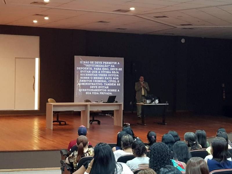 A Fundação Pro Paz participou da audiência pública sobre o tema “Família, sociedade e poder público, juntos pela dignidade e respeito à mulher”, realizada na tarde desta quinta-feira (22), no Carajás Centro de Convenções Leonildo Borges Rocha, em Marabá, na região sudeste. A audiência foi promovida pela 3ª Promotoria de Justiça Criminal de Marabá, vinculada ao Ministério Público do Estado do Pará. A presidente da Fundação Pro Paz, Mônica Altman, reafirmou a importância da existência no Pará do Pro Paz Integrado, programa da Fundação Pro Paz, pioneiro no Brasil em adotar uma concepção de trabalho que agrega, em apenas um espaço, todos os serviços necessários a uma assistência imediata, humanizada e eficaz às vítimas de violência doméstica, familiar ou sexual. Ela adiantou que será inaugurada, em breve, mais uma unidade Pro Paz Integrado em Marabá.
FOTO: ASCOM / PRO PAZ
DATA: 23.03.2018
MARABÁ - PARÁ <div class='credito_fotos'>Foto: ASCOM PRO PAZ | <a href='/midias/2018/originais/0cf05ef2-3992-4578-82fd-5665a20a60fc.jpg' download><i class='fa-solid fa-download'></i> Download</a></div>