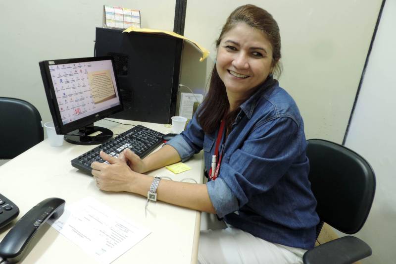 Membros da Procuradoria-Geral do Estado se reuniram nesta terça-feira (27), para doar sangue. A mobilização faz parte da Semana Nacional do Doador de Sangue, promovida pela Fundação Centro de Hemoterapia e Hematologia do Pará (Hemopa), e tem como objetivo sensibilizar a população para a importância do sangue doado para salvar vidas. Na foto, a assistente social da Fundação Hemopa, Cida Salgado.

FOTO: ASCOM PGE
DATA: 27.11.2018
BELÉM - PARÁ <div class='credito_fotos'>Foto: ASCOM PGE   |   <a href='/midias/2018/originais/0cf3d260-6993-4e25-84bb-d37f63797931.jpg' download><i class='fa-solid fa-download'></i> Download</a></div>