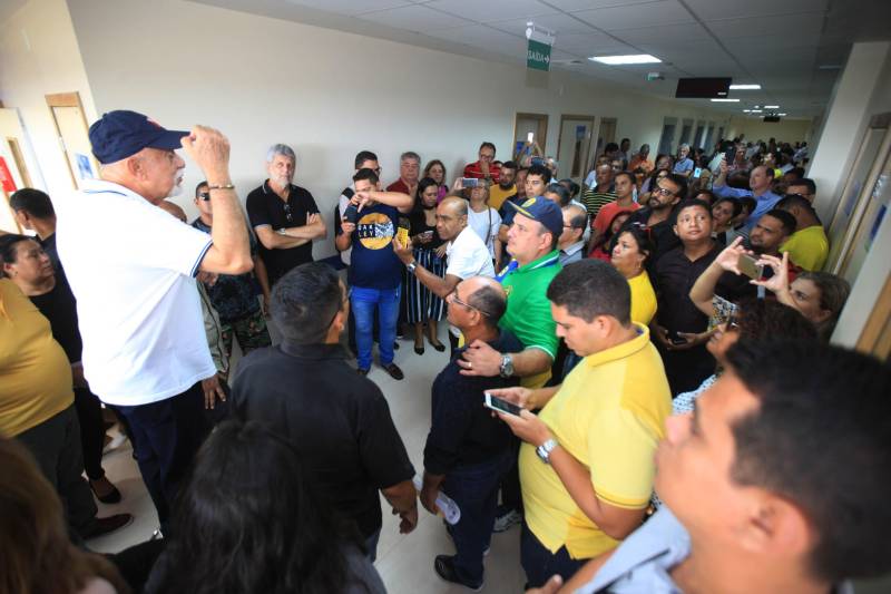 O governador Simão Jatene fez neste domingo (30), às 11 h, uma visita técnica (foto) às instalações do novo Hospital Abelardo Santos, no Distrito de Icoaraci, na Região Metropolitana de Belém. Como fez em Capanema (nordeste do Pará), no novo Hospital Regional dos Caetés, o governador convidou pessoas da comunidade para acompanhá-lo na visita. O objetivo foi mostrar à população que o hospital está pronto para ser inaugurado. "Alguns pequenos detalhes, obrigatórios para a entrada em funcionamento de qualquer hospital, ainda precisam ser feitos, como a assepsia dos ambientes e a calibragem dos equipamentos. Mas o ‘Abelardo’ está pronto, e já é o maior hospital da Região Metropolitana", disse o governador.

FOTO: CRISTINO MARTINS / AG. PARÁ
DATA: 30.12.2018
ICOARACI - PARÁ <div class='credito_fotos'>Foto: Cristino Martins/Ag. Pará   |   <a href='/midias/2018/originais/0cf9f410-73cf-4587-9f0a-c67722f641b0.jpg' download><i class='fa-solid fa-download'></i> Download</a></div>