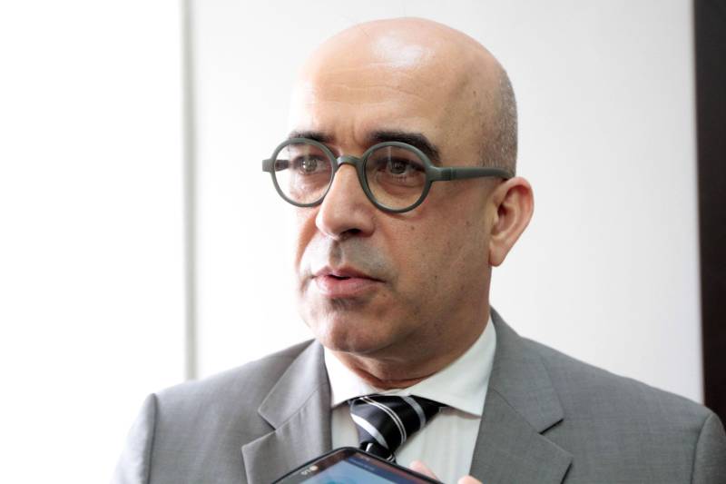 O governador Simão Jatene vai receber, no próximo dia 22, a Comenda do Mérito Consular João Clemente Baena Soares, a maior premiação ofertada pela Associação do Corpo Consular no Estado do Pará (ACCP). O convite foi entregue ao governador nesta quinta-feira (15) por sete integrantes do Corpo Consular, no Palácio do Governo. Na foto,oO vice-cônsul de Portugal no Pará, Francisco Brandão.
FOTO: CRISTINO MARTINS / AG. PARÁ
DATA: 15.02.2018
BELÉM - PARÁ <div class='credito_fotos'>Foto: Cristino Martins/Ag. Pará | <a href='/midias/2018/originais/0cff1e45-84c0-4ffd-bb70-1838a36f2fb3.jpg' download><i class='fa-solid fa-download'></i> Download</a></div>