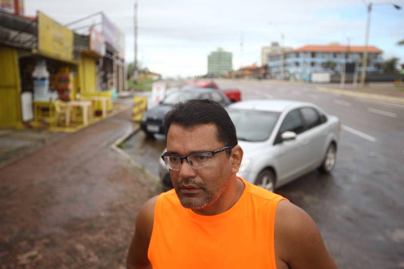 O motorista Ademir Silva, 53 anos, é condutor de ônibus no perímetro Salinópolis/Atalaia, no nordeste do estado. Ele comenta que sempre testemunhou os congestionamentos “quilométricos” que se formam nos períodos de férias na rodovia PA-444 (Estrada do Atalaia), que liga o município a sua mais frequentada praia. Agora, Ademir comemora o trabalho de duplicação da rodovia, que alcançou 80% das obras de drenagem. O prazo máximo para a conclusão das obras de restauração e duplicação da PA-444, que ligam a PA-124 e a sede do município a Praia do Atalaia, é o mês de janeiro de 2019. O custo do investimento é de R$ 17.897.41,08. “Sem dúvida vai melhorar em 70% o trânsito, já que andar por aqui, nos feriados, é uma briga constante”, comenta. Além da duplicação da rodovia, o projeto prevê a criação de um canteiro central, ciclovia iluminada nos dois sentidos da pista e diversas travessias para pedestres com semáforos temporizados, trazendo beleza, conforto e segurança à população em geral. Na foto, Diógenes Feitosa.
FOTO: IGOR BRANDÃO / AG. PARÁ
DATA: 19.04.2018
SALINÓPOLIS - PARÁ <div class='credito_fotos'>Foto: IGOR BRANDÃO / AG. PARÁ | <a href='/midias/2018/originais/0cff4623-78ad-4817-aa45-19789857418d.jpg' download><i class='fa-solid fa-download'></i> Download</a></div>