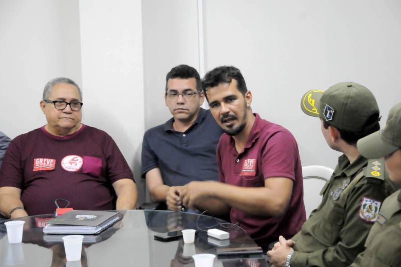 A Secretária de Estado de Educação, Ana Claudia Hage, recebeu, nesta terça-feira (15), uma comissão do Sindicato dos Trabalhadores em Educação Pública do Pará (Sintepp), para tratar de uma agenda de questões recorrentes e relevantes da educação, de interesse da categoria. O coordenador do Sindicato, Beto Andrade (falando) disse que “a categoria almejava essa reunião com a secretária, sem desconsiderarmos os secretários adjuntos da Seduc.
FOTO: FERNANDO NOBRE / ASCOM SEDUC
DATA: 15.05.2018
BELÉM - PARÁ <div class='credito_fotos'>Foto: FERNANDO NOBRE/ASCOM SEDUC | <a href='/midias/2018/originais/0d037ccc-86e6-4062-a36e-5e043f2b7800.jpg' download><i class='fa-solid fa-download'></i> Download</a></div>