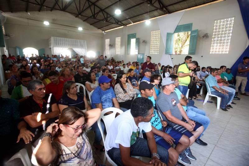 Já durante o evento em Augusto Corrêa, realizado no Centro Nossa Senhora de Nazaré e no Hospital Municipal, o prefeito Filho Barreto lembrou que o município sempre foi beneficiado com obras pela gestão estadual. Desta vez, além do investimento de quase R$ 2 milhões em 4 km de pavimentação, o Governo do Pará também conseguiu um convênio para o asfaltamento da PA-462, que liga o município à Viseu, e ainda a reforma de duas escolas estaduais, o que totaliza cerca de R$ 35 milhões em recursos.
FOTO: SIDNEY OLIVEIRA / AG. PARÁ
DATA: 14.06.2018
AUGUSTO CORRÊA - PARÁ <div class='credito_fotos'>Foto: Sidney Oliveira/Ag. Pará | <a href='/midias/2018/originais/0d059119-00ac-4195-a6cc-5b12fcacc3c6.jpg' download><i class='fa-solid fa-download'></i> Download</a></div>