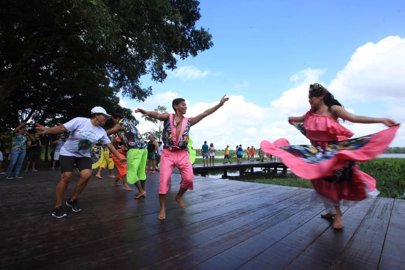 Uma reabertura feita a milhares de mãos. A fita inaugural colocada no inicio da trilha principal do Parque do Utinga foi rompida por mais de cinco mil pessoas ansiosas pelo inicio da caminhada, marcando o segundo dia da programação de reabertura do mais novo espaço paraense de lazer e interatividade com a natureza.
FOTO: MÁCIO FERREIRA / AG. PARÁ
DATA: 17.03.2018
BELÉM - PARÁ <div class='credito_fotos'>Foto: MÁCIO FERREIRA/ AG. PARÁ | <a href='/midias/2018/originais/0d05e76a-b970-441a-af67-8a80151f6591.jpg' download><i class='fa-solid fa-download'></i> Download</a></div>