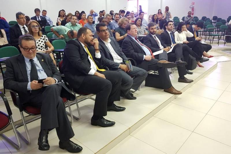 Após mais de um ano de amplo processo de construção coletiva, a Agenda Regional do Trabalho Decente de Carajás foi lançada pela Organização Internacional do Trabalho (OIT), pelo Ministério Público do Trabalho (MPT) e Tribunal Regional do Trabalho da 8ª Região (TRT 8), nesta terça-feira (24), no auditório da Ordem dos Advogados do Brasil (OAB) - Subseção Marabá.
FOTO: ASCOM CRGSP
DATA: 24.04.2018
MARABÁ - PARÁ <div class='credito_fotos'>Foto: ASCOM CRGSP | <a href='/midias/2018/originais/0d08bd3f-388c-4b37-8d98-051a7dc0f63c.jpg' download><i class='fa-solid fa-download'></i> Download</a></div>