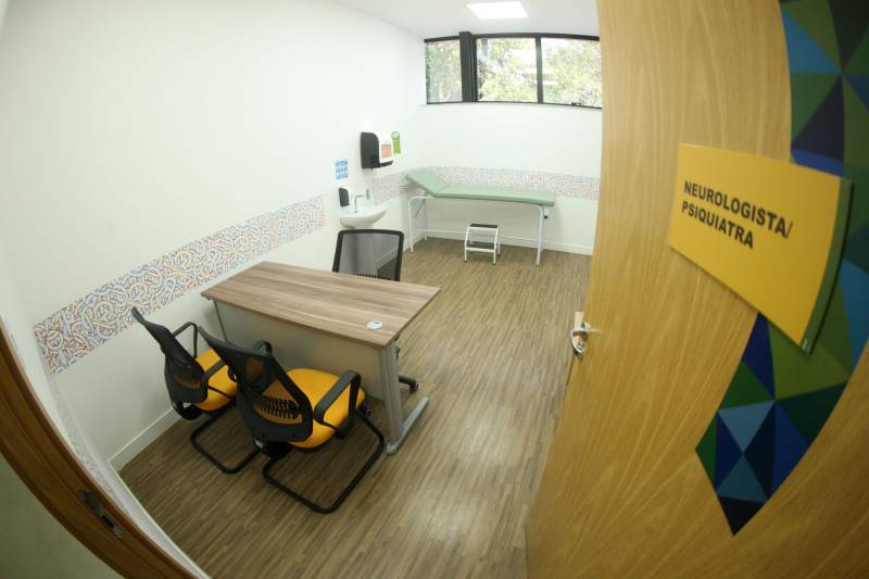 O Pará ganha, a partir desta quarta-feira, 30, o primeiro Centro Integrado de Inclusão e Reabilitação da região Norte. Localizado na rodovia Arthur Bernardes, em Belém, às margens da Baía do Guajará, o Centro Integrado de Inclusão e Reabilitação – CIIR, está instalado em uma área total de mais de 40 mil metros quadrados. O Centro é diferente de outros que já existem no país por integrar vários serviços em um único local. A obra foi iniciada em março de 2014 e está orçada em mais de R$ 32 milhões, recursos do tesouro estadual. O CIIR faz parte das ações previstas pelo Governo do Estado ampliando os serviços já oferecidos pela Secretaria de Estado de Saúde Pública (Sespa). A inauguração do Centro será às 16h30. O CIIR vai agregar, em um único espaço, assistência médica, odontológica, reabilitação, capacitação, oficinas para produção de próteses e serviço de apoio e diagnósticos em crianças, jovens e adultos com deficiência no Estado do Pará. No CIIR vai funcionar um Centro Especializado em Reabilitação (CER IV) para usuários com deficiência auditiva, física, intelectual e visual; uma oficina ortopédica fixa e um Centro de Especialidades Odontológicas (CEO II).
FOTO: THIAGO GOMES / AG. PARÁ
DATA: 25.05.2018
BELÉM - PARÁ <div class='credito_fotos'>Foto: Thiago Gomes /Ag. Pará | <a href='/midias/2018/originais/0d159697-f62d-4c85-8195-673681ca596d.jpg' download><i class='fa-solid fa-download'></i> Download</a></div>