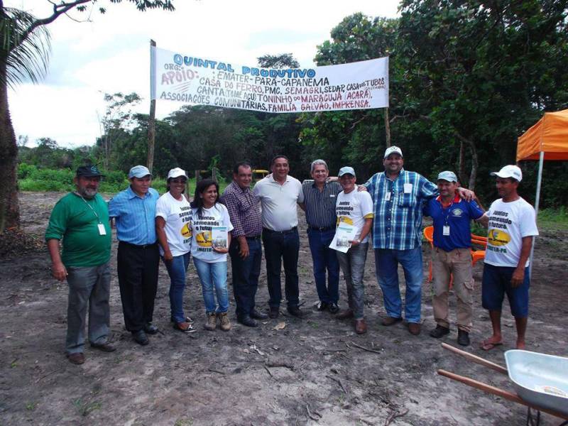 A proposta inicial do engenheiro agrônomo Jairo Eiras, supervisor do Regional da Emater em Capanema, nordeste paraense, de recuperar áreas alteradas de agricultores familiares no programa de autoabastecimento municipal, cresceu e ganhou novos elementos. A partir dela, foi possível implantar um sistema de agricultura itinerante com cultivos integrados e sustentáveis. Com isso, conseguiu-se ampliar a base produtiva local e regional, incorporando a criação de animais de pequeno porte, assegurando renda para núcleos familiares e tornando produções de alimentos autossuficientes, com implantação de campos de produção de mudas e quintais produtivos, interagindo com outros programas e projetos sociais. Em 2017, o projeto Quintais Produtivos (foto) teve o número de famílias participantes ampliado de 50 para 200. O engenheiro agrônomo Jairo Eiras informa que essa expansão se deve, principalmente, a inclusão do Projeto Água, que sugere o aproveitamento de recursos, como captação da água da chuva e a construção de poços artesanais. Além disso, a consolidação do município de Capanema na Rota Turística Belém-Bragança, sobretudo no papel de fornecedor de alimentos, também colaborou com esse crescimento.
FOTO: ASCOM / EMATER
DATA: 08.05.2018
CAPANEMA - PARÁ <div class='credito_fotos'>Foto: ASCOM EMATER | <a href='/midias/2018/originais/0d17546e-c568-496e-a5b5-bf40fd31c192.jpg' download><i class='fa-solid fa-download'></i> Download</a></div>