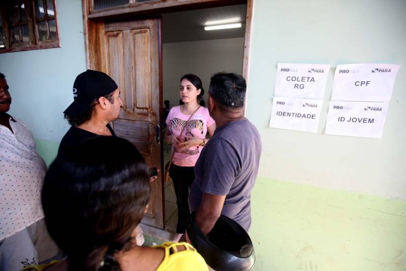 “Perdi todos os documentos na chuva, assim como quase tudo de dentro da casa. Poder tirar os documentos hoje, menos de uma semana depois do desastre e tudo de graça, é bom, chegou na hora certa e vai ajudar muita gente mesmo”. A fala é Adriano Pinheiro, morador do bairro Angelim, um dos 15 afetados pela forte enxurrada que alagou 40% do município de Paragominas, no nordeste paraense, na semana passada. Ele se soma a outras centenas de pessoas que estiveram nesta terça-feira (17), na Escola Municipal Anésia da Costa Chaves, primeiro local da Caravana do ProPaz no município (foto). Semelhante as demais ações do ProPaz Cidadania, o programa está viabilizando no município a emissão de 2ª via de Certidão de Nascimento, Registro Geral (RG), 2ª via de CPF, carteira social (mudança de gênero), fotos para os documentos e a carteira do ID Jovem, que possibilita a jovens de 15 a 29 anos, diversos benefícios, entre eles, meia passagem em trajetos interestaduais.
FOTO: SIDNEY OLIVEIRA / AG. PARÁ
DATA: 17.04.2018
PARAGOMINAS - PARÁ
<div class='credito_fotos'>Foto: Sidney Oliveira/Ag. Pará | <a href='/midias/2018/originais/0d1d3f3c-a230-492f-8fc4-2c26b6053c39.jpg' download><i class='fa-solid fa-download'></i> Download</a></div>