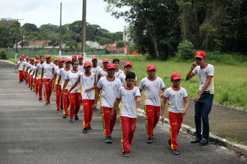 O Corpo de Bombeiros Militar do Pará também atua com um projeto de responsabilidade social que oferece perspectivas às crianças e adolescentes. O “Escola da Vida” começou no quartel da Cremação em 1993, com apenas 20 alunos. Hoje, alcança 3.200 alunos matriculados e distribuídos em 25 polos pelo Estado. Mais de 25 mil crianças já passaram pelo projeto que oferece informações, orientações, treinamento, educação e base de apoio para a formação do cidadão. Dos 25 polos do Projeto Escola da Vida, cinco estão em Belém, nos bairros da Cremação e Val de Cans, além de Icoaraci, Outeiro e Mosqueiro, funcionando dentro dos quartéis.
FOTO: SIDNEY OLIVEIRA / AG. PARÁ
DATA: 11.05.2018
BELÉM - PARÁ <div class='credito_fotos'>Foto: Sidney Oliveira/Ag. Pará | <a href='/midias/2018/originais/0d21ab37-a671-4cf2-986d-d7f91113dc96.jpg' download><i class='fa-solid fa-download'></i> Download</a></div>