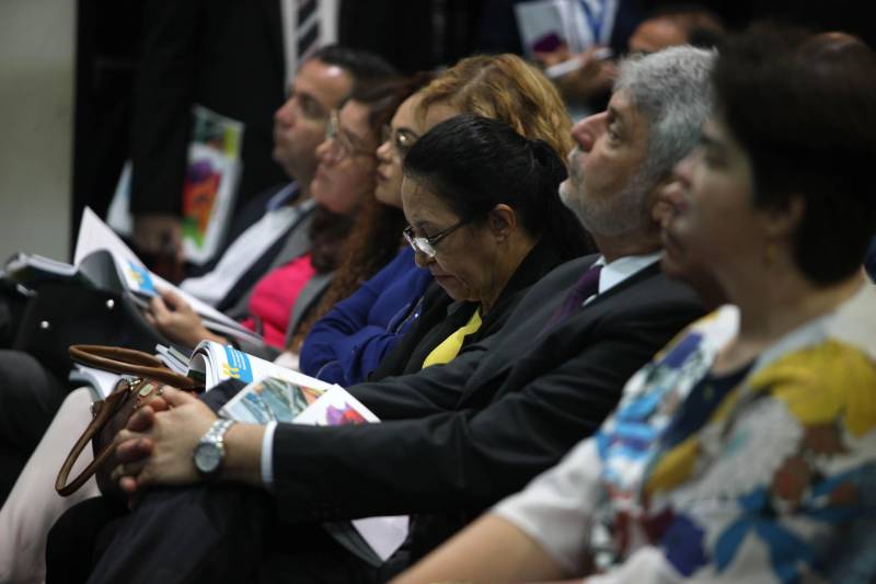 O governador Simão Jatene entregou, na manhã desta terça-feira (6), a "Mensagem Governamental do Pará à Assembleia Legislativa 2018", em sessão especial que abriu os trabalhos da Casa no exercício 2018. A leitura do documento destacou os principais resultados alcançados pelo governo no ano anterior e fez prognósticos de obras e serviços previstos para este ano.
FOTO: ANTONIO SILVA / AG. PARÁ
DATA: 06.02.2018
BELÉM - PARÁ <div class='credito_fotos'>Foto: Antônio Silva/Ag. Pará | <a href='/midias/2018/originais/0d2341c0-925e-4df1-9a4e-1b6f76cea871.jpg' download><i class='fa-solid fa-download'></i> Download</a></div>