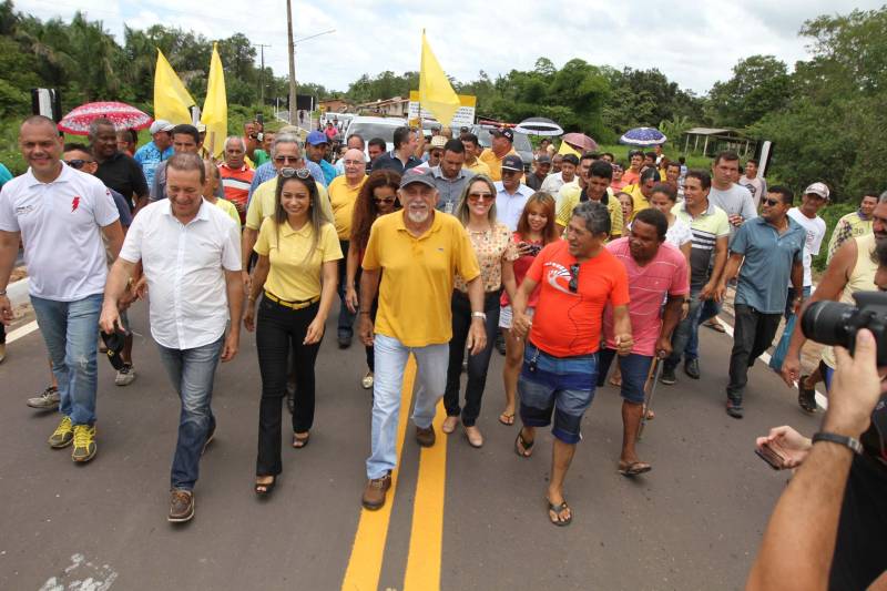 "Agora a população terá um lugar mais organizado, com mais higiene para comprar seu pescado e a sua carne. E pra gente que possui restaurante é melhor ainda, pois além da facilidade de adquirir os alimentos, o mercado também atrai clientes", comemorou Jaqueline Cardoso, 20 anos, que possui um ponto de venda de comidas em frente ao Mercado Municipal José Noronha Monteiro, no distrito de Boa Vista, em Quatipuru, no nordeste paraense. O espaço foi entregue oficialmente à população nesta segunda-feira (19), assim como as obras de pavimentação asfáltica da PA-446 e de cinco pontes em concreto ao longo da rodovia. A cerimônia contou com a presença do governador Simão Jatene, parlamentares, prefeitos da região entre outras autoridades locais. "Essas são importantes obras que vão beneficiar não só a população de Quatipuru, mas de toda a região. E faço questão de ressaltar que em todas elas existe o dinheiro dos impostos que todos nós paraenses pagamos. Esse é o retorno que fazemos questão de dar à população. Nós gestores somos apenas instrumentos desse grande desenvolvimento, quem financia é o povo", afirmou o governador Simão Jatene.
FOTO: CRISTINO MARTINS / AG. PARÁ
DATA: 19.03.2018
QUATIPURU - PARÁ <div class='credito_fotos'>Foto: Cristino Martins/Ag. Pará | <a href='/midias/2018/originais/0d255212-a2bd-4908-8685-adb3b166d710.jpg' download><i class='fa-solid fa-download'></i> Download</a></div>
