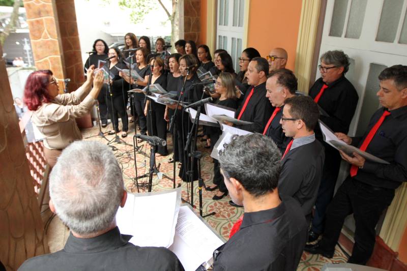 “Que esse espaço seja marcado pela neutralidade, não pela indiferença, mas por abrigar todas as diferenças”. Com essa frase, o governador Simão Jatene inaugurou nesta quinta-feira, 20, o Escritório Compartilhado da Agência das Nações Unidas (ONU) no Estado do Pará, o primeiro no Norte do País, o terceiro em território nacional. “Que as decisões tomadas aqui, a partir de Belém, de forma democrática, alcancem toda a cidade, ultrapassem os limites do estado e depois o mundo”, disse o governador. O Escritório Compartilhado da Agência das Nações Unidas (ONU) no Estado do Pará está abrigado em um prédio cedido pelo Governo do Estado, na Avenida Nazaré, no centro de Belém. Nele, funcionarão inicialmente os escritórios de representação do Programa das Nações Unidas para o Desenvolvimento (Pnud) e do Fundo das Nações Unidas para a Infância (Unicef).

FOTO: CRISTINO MARTINS / AG. PARÁ
DATA: 20.12.2018
BELÉM - PARÁ <div class='credito_fotos'>Foto: Cristino Martins/Ag. Pará   |   <a href='/midias/2018/originais/0d25de74-8309-4100-b596-510df0144c0f.jpg' download><i class='fa-solid fa-download'></i> Download</a></div>