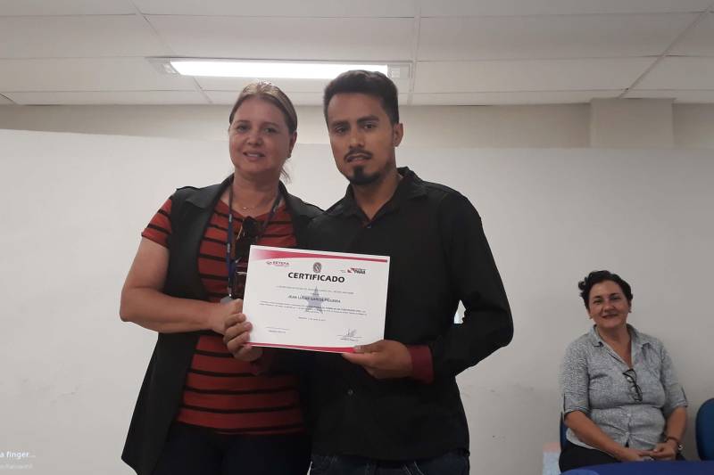 "Hoje recebo mais um certificado pela conclusão de curso realizado aqui na Escola Técnica e não quero parar. Estar qualificado é muito bom. A gente se sente mais preparado", garante o jovem Jean Lucas (d), 25 anos, dono de três certificados pela Escola Técnica do Estado do Pará (EETEPA) - Polo Santarém nos cursos de Fiscalização Ambiental, Agente de Informações Turísticas e o último em Segurança no Trabalho na Construção Civil. Ele se juntou a outros 320 alunos que tiveram a satisfação de concluir seus cursos. Agora, são 705 novos profissionais formados pela instituição, devidamente aptos a ocupar uma vaga no disputado mercado de trabalho. Esta é a segunda cerimônia de formatura realizada no auditório da Escola Técnica, em Santarém, na região oeste. A primeira foi realizada com uma turma de 384 concluintes, em outubro de 2017.
FOTO: SAMUEL ALVARENGA / ASCOM CRGBA
DATA: 14.06.2018
SANTARÉM - PARÁ <div class='credito_fotos'>Foto: SAMUEL ALVARENGA / ASCOM CRGBA | <a href='/midias/2018/originais/0d2aa6e3-57b6-4033-8fe7-5512ba24f617.jpg' download><i class='fa-solid fa-download'></i> Download</a></div>