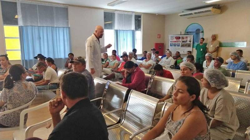 Segundo dados do Ministério da Saúde, 25% da população brasileira sofre de hipertensão, que tem seu dia lembrado nesta sexta-feira, 27, para alertar sobre a importância da prevenção dessa doença que é silenciosa e geralmente não apresenta sintomas. O casal Maria do Socorro, 59, e Luiz Filho, 69, faz parte dessa gama da sociedade atingida pela pressão alta, que ataca homens e mulheres de todas as camadas sociais e requer adoção de hábitos mais saudáveis como forma de prevenção mais efetiva. Referência estadual na assistência de usuários com obesidade e diabetes, que normalmente está associado à hipertensão, o Hospital Jean Bitar (HJB) aderiu à campanha nacional e promoveu a “Semana da Saúde”, de 23 a 27, levando informações e orientações sobre temas como: prevenção à hipertensão; qualidade de vida; autoestima; sono; obesidade; dor social; osteoartrite; prevenção de quedas. Colaboradores, usuários e seus acompanhantes, nas recepções de atendimentos, clínicas e setores do administrativo, participaram de palestras e receberam material educativo.
FOTO: ASCOM / HJB
DATA: 27.04.2018
BELÉM - PARÁ <div class='credito_fotos'>Foto: ASCOM HJB | <a href='/midias/2018/originais/0d3e6307-d685-4015-a210-7d0df9c21942.jpg' download><i class='fa-solid fa-download'></i> Download</a></div>