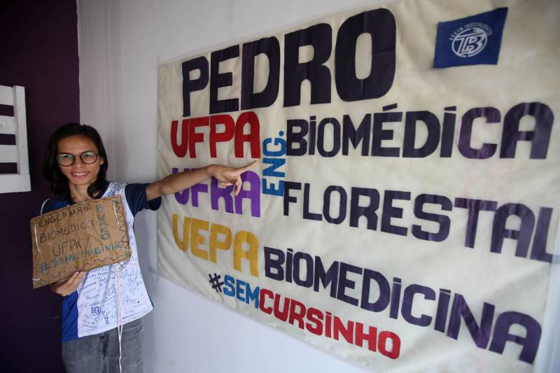 Se passar em uma universidade pública, competindo com jovens que estudam em escolas particulares e têm o reforço dos cursinhos preparatórios, já é difícil, imagine passar em três processos seletivos diferentes em universidades públicas. Essa foi a proeza de Pedro Castro (foto). Com apenas 17 anos, ele passou em Engenharia Florestal na Universidade Federal Rural da Amazônia (Ufra), em Biomedicina na Universidade Federal do Pará, e em Engenharia Biomédica, também na UFPA, curso este pelo qual optou.
FOTO: SIDNEY OLIVEIRA / AG. PARÁ
DATA: 14.02.2018
BELÉM - PARÁ <div class='credito_fotos'>Foto: Sidney Oliveira/Ag. Pará | <a href='/midias/2018/originais/0d3feaed-5b9d-4423-bec8-2dfac83f524e.jpg' download><i class='fa-solid fa-download'></i> Download</a></div>