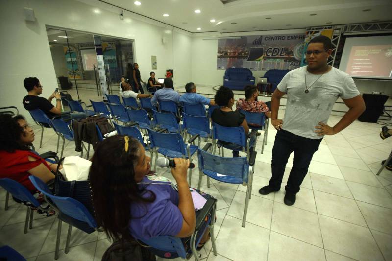 Primeiro dia do Publicom - Encontro de Comunicação do Pará, na noite desta quinta-feira, 12, na sede da Associação Comercial, Industrial e Agro Pastoril de Altamira (Aciapa), em Altamira. Na palestra “Redes Sociais: do planejamento ao monitoramento”, Ítalo Torres (foto) deu várias dicas a quem tem interesse em iniciar um projeto de redes sociais, mostrando a importância do planejamento antes de expor o produto na internet. “Não adianta criar um site ou uma fanpage que não é alimentada.
FOTO: MARCELO LELIS / AG. PARÁ
DATA: 12.04.2018
ALTAMIRA - PARÁ <div class='credito_fotos'>Foto: Marcelo Lelis / Ag. Pará | <a href='/midias/2018/originais/0d411082-1697-4334-bd41-eefc4003ac51.jpg' download><i class='fa-solid fa-download'></i> Download</a></div>