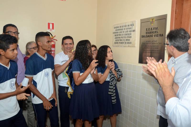 “A escola é um sonho”. Quem expressou esse sentimento foi o aluno do 3º ano do Ensino Médio, Renan Abreu, durante a entrega da obra de reforma e ampliação da Escola Estadual de Ensino Fundamental e Médio Emanuel Salgado Vieira, no município de Juruti, realizada na manhã desta quarta-feira (5), pela secretária de Estado de Educação, Ana Cláudia Serruya Hage. “Hoje recebemos a escola totalmente reformada e ampliada; já passamos por várias batalhas, lutamos para este sonho se tornar realidade, vivemos momentos difíceis, somos vitoriosos e teremos uma visão diferente da escola, estamos muito felizes e realizados”, complementa o estudante.

FOTO: FERNANDO NOBRE / ASCOM SEDUC
DATA: 05.12.2018
JURUTI - PARÁ <div class='credito_fotos'>Foto: FERNANDO NOBRE/ASCOM SEDUC   |   <a href='/midias/2018/originais/0d439371-4a58-4473-bb34-593097801d75.jpg' download><i class='fa-solid fa-download'></i> Download</a></div>