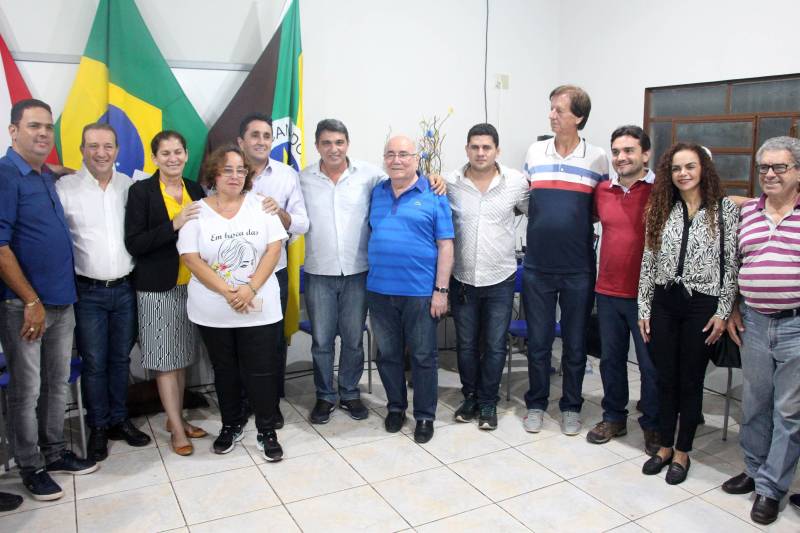 Em Canaã dos Carajás com a assinatura do convênio de Asfalto na Cidade, um aporte do Governo do Pará de R$6,5 milhões. A benfeitoria foi uma das demandas apresentadas pela prefeitura municipal na Secretaria de Municípios Sustentáveis e deve ser iniciada brevemente.
FOTO: ANTONIO MACEDO / DIVULGAÇÃO
DATA: 11.05.2018
CANAÃ DOS CARAJÁS - PARÁ <div class='credito_fotos'>Foto: ANTONIO MACEDO / DIVULGAÇÃO | <a href='/midias/2018/originais/0d4e984d-8d11-4a30-818d-c66cc0b42260.jpg' download><i class='fa-solid fa-download'></i> Download</a></div>